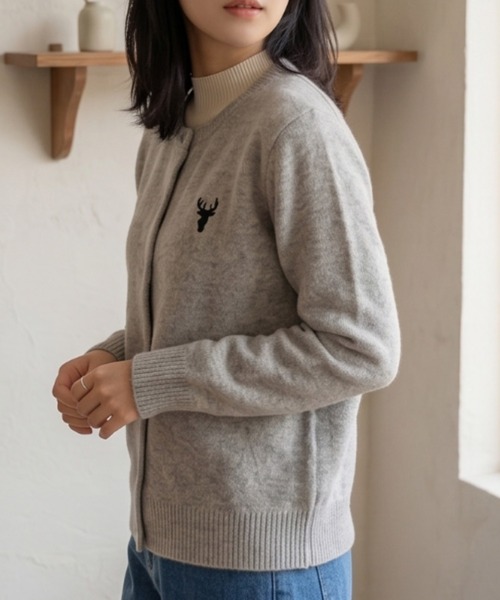 Belta attrice(ベルタアトリーチェ)の「ウール100 クルーネック トナカイ ワンポイント刺繍 ニットカーディガン/Sustinable(カーディガン/ボレロ・レディース・ブラウン/ライトグレー/レッド/グリーン/ロイヤルブルー・FREE)」の8枚目の写真