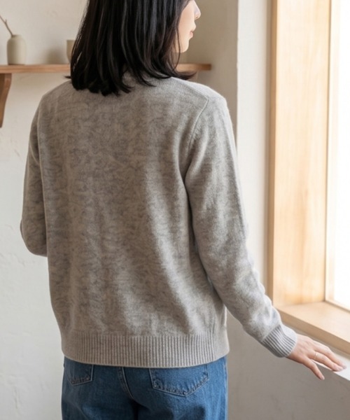 Belta attrice(ベルタアトリーチェ)の「ウール100 クルーネック トナカイ ワンポイント刺繍 ニットカーディガン/Sustinable(カーディガン/ボレロ・レディース・ブラウン/ライトグレー/レッド/グリーン/ロイヤルブルー・FREE)」の9枚目の写真