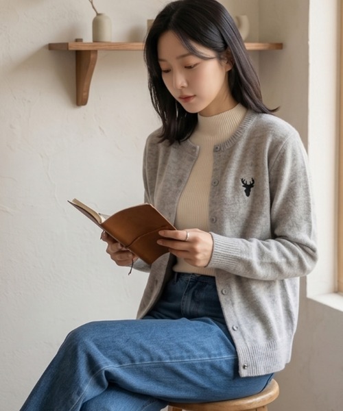 Belta attrice(ベルタアトリーチェ)の「ウール100 クルーネック トナカイ ワンポイント刺繍 ニットカーディガン/Sustinable(カーディガン/ボレロ・レディース・ブラウン/ライトグレー/レッド/グリーン/ロイヤルブルー・FREE)」の19枚目の写真