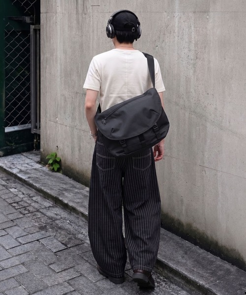 SPINNS(スピンズ)の「無地ナイロンフラップショルダーバッグ/幅52㎝×高さ33㎝の大容量(ショルダーバッグ・メンズ・ブラック・ONESIZE)」の2枚目の写真