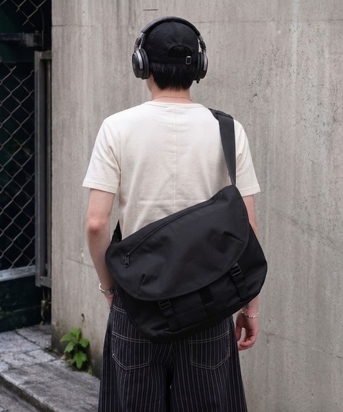 SPINNS(スピンズ)の「無地ナイロンフラップショルダーバッグ/幅52㎝×高さ33㎝の大容量(ショルダーバッグ・メンズ・ブラック・ONESIZE)」の3枚目の写真