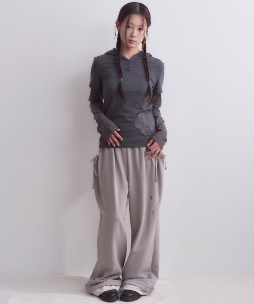 OAFISH(オアフィッシュ)の「フローラル ホットフィックス レイヤード スウェットパンツ、グレー(スウェットパンツ・レディース・その他・FREE)」の2枚目の写真