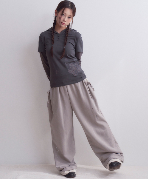OAFISH(オアフィッシュ)の「フローラル ホットフィックス レイヤード スウェットパンツ、グレー(スウェットパンツ・レディース・その他・FREE)」の3枚目の写真