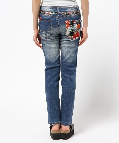 Desigual（デシグアル）の「「Desigual/デシグアル」アンクル丈デニムパンツ（デニムパンツ・レディース・ブルー系その他・26inch/30inch/28inch/32inch/24inch/31inch/33inch/29inch/25inch/34inch/27inch）」の10枚目の写真