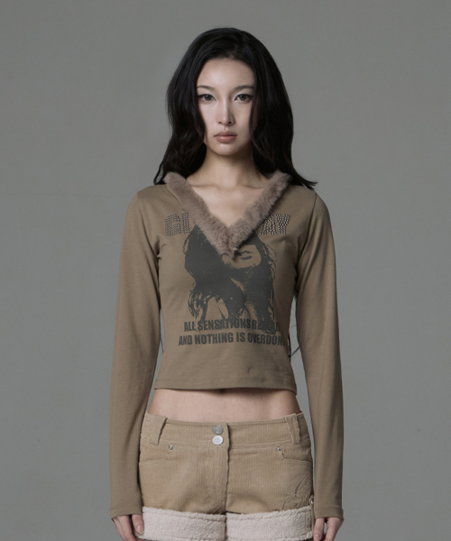 GILAARCHIVE(ギラアーカイブ)の「ファーランナウェイガール Vネック 長袖 ベージュ(Tシャツ/カットソー・レディース・その他・FREE)」の1枚目の写真