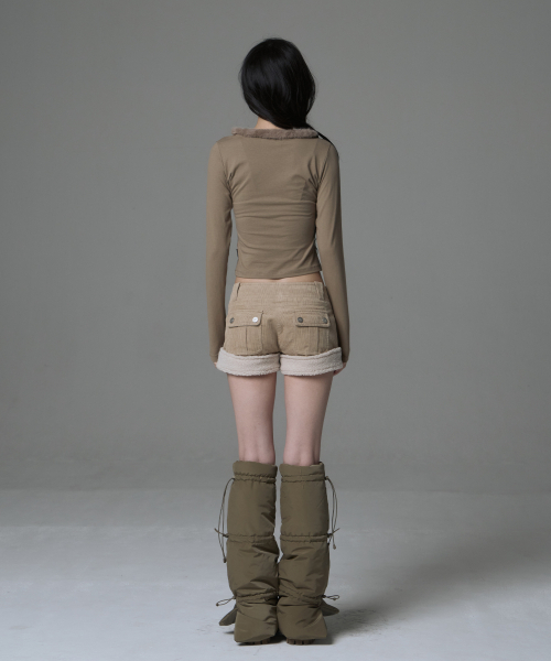 GILAARCHIVE(ギラアーカイブ)の「ファーランナウェイガール Vネック 長袖 ベージュ(Tシャツ/カットソー・レディース・その他・FREE)」の4枚目の写真