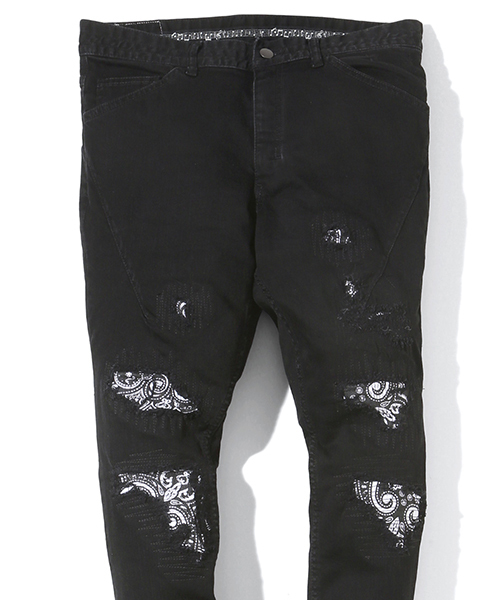 n(n) BY NUMBER (N)INE（エヌエヌバイナンバーナイン）の「直営店限定_TAPERD PANTS_STRETCH DENIM(DAMAGED_BANDANA)（デニムパンツ・メンズ・ブラック×ブラック・2/5/3/4）」の3枚目の写真
