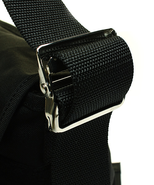 Manhattan Portage（マンハッタンポーテージ）の「Vintage Messneger M -ビンテージメッセンジャー M-（メッセンジャーバッグ・メンズ・ネイビー/ブラック/ダークネイビー・MEDIUM）」の8枚目の写真