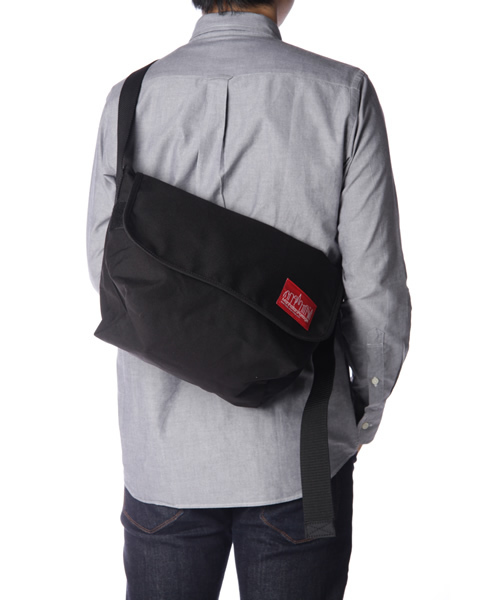 Manhattan Portage（マンハッタンポーテージ）の「Vintage Messneger M -ビンテージメッセンジャー M-（メッセンジャーバッグ・メンズ・ネイビー/ブラック/ダークネイビー・MEDIUM）」の13枚目の写真
