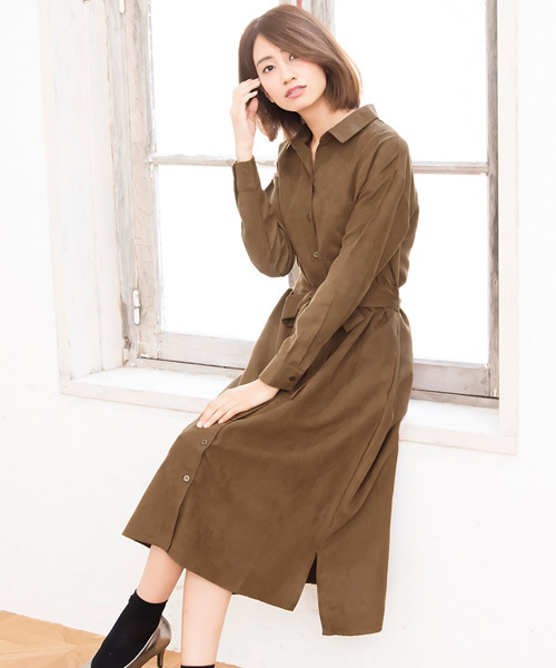 Pierrot(ピエロ)の「スエードタッチ 2wayロングシャツワンピース(シャツワンピース・レディース・ネイビー/ブラウン/カーキ/オレンジ系その他/グレイッシュベージュ/レンガ・L/M)」の2枚目の写真