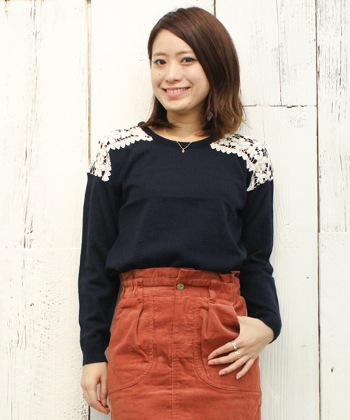 mystic(ミスティック)の「肩レースプルオーバー(ニット/セーター・レディース・アイボリー/ブラック/グレー/ブルー/ネイビー/ピンク・フリ-)」の4枚目の写真