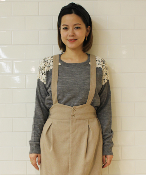 mystic(ミスティック)の「肩レースプルオーバー(ニット/セーター・レディース・アイボリー/ブラック/グレー/ブルー/ネイビー/ピンク・フリ-)」の3枚目の写真