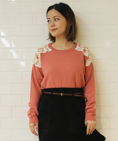 mystic(ミスティック)の「肩レースプルオーバー(ニット/セーター・レディース・アイボリー/ブラック/グレー/ブルー/ネイビー/ピンク・フリ-)」の6枚目の写真