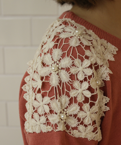 mystic(ミスティック)の「肩レースプルオーバー(ニット/セーター・レディース・アイボリー/ブラック/グレー/ブルー/ネイビー/ピンク・フリ-)」の9枚目の写真