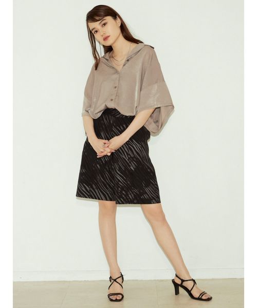 EMODA（エモダ）の「グロスバルキーボックスシャツ（シャツ/ブラウス・レディース・ブラック/ベージュ・FREE）」の3枚目の写真