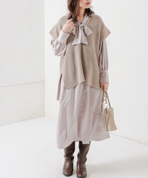 natural couture(ナチュラルクチュール)の「ニットベスト×バックリボンワンピースセット(ワンピース)」|グレイッシュベージュ