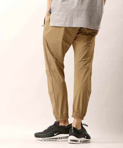 LONSDALE（ロンズデール）の「LONSDALE 接触冷感 吸汗速乾 UVカット ストレッチ ナイロンニット トラックパンツ ジョガーパンツ（その他パンツ・メンズ・ブラック/ベージュ/ネイビー・L/M/LL）」の4枚目の写真