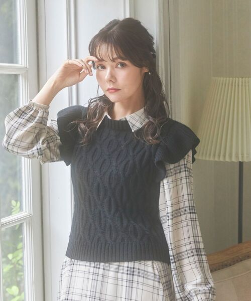 MAJESTIC LEGON(マジェスティックレゴン)の「∞2wayケーブルフリルニット(ニット/セーター・レディース・ブラック/ブラウン/アイボリー・SMALL/MEDIUM)」の4枚目の写真