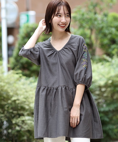 チチカカ（チチカカ）の「キカ刺繍チュニック（チュニック・レディース・パープル/グリーン/チャコールグレー・FREE）」の2枚目の写真