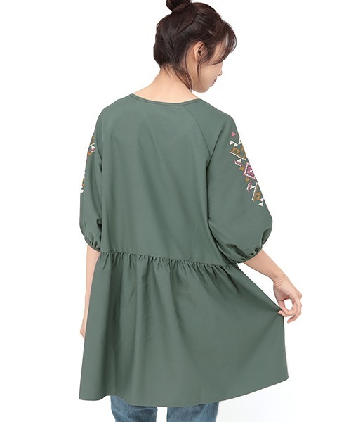チチカカ（チチカカ）の「キカ刺繍チュニック（チュニック・レディース・パープル/グリーン/チャコールグレー・FREE）」の14枚目の写真