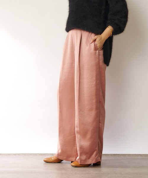 SHENERY(シーナリー)の「ポリエステルサテンヴィンテージワイドパンツ(その他パンツ・レディース・ホワイト/ピンク・SMALL/MEDIUM)」の17枚目の写真