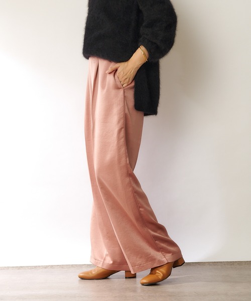 SHENERY(シーナリー)の「ポリエステルサテンヴィンテージワイドパンツ(その他パンツ・レディース・ホワイト/ピンク・SMALL/MEDIUM)」の8枚目の写真