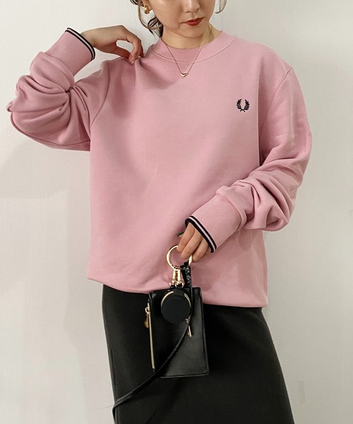 FRED PERRY（フレッドペリー）の「〈WEB限定〉【FRED PERRY/フレッドペリー】ワンポイントプルオーバー（スウェット・レディース・ネイビー/ピンク・M）」の2枚目の写真