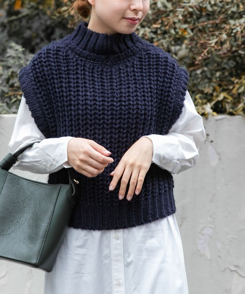 URBAN RESEARCH Sonny Label（アーバンリサーチサニーレーベル）の「『Sサイズ/低身長向けも展開』ざっくりニットベストxシャツワンピースセット（ワンピース・レディース・ブラック/ネイビー/オフホワイト・SMALL/FREE）」の5枚目の写真