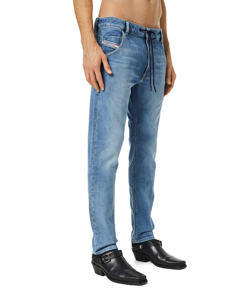 DIESEL(ディーゼル)の「メンズ デニム ジョグジーンズ サステナブル(デニムパンツ・メンズ・インディゴブルー・28inch/26inch/30inch/36inch/32inch/34inch)」の11枚目の写真