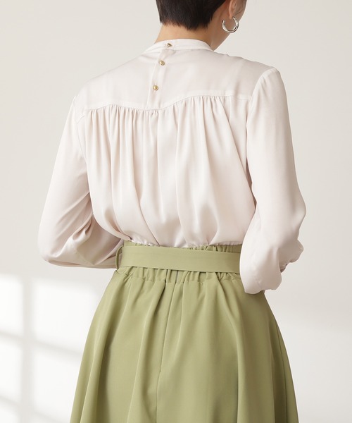 N.（N. Natural Beauty Basic）（エヌエヌナチュラルビューティーベーシック）の「◆ヴィンテージ風サテンギャザーブラウス（シャツ/ブラウス・レディース・オフホワイト/ブルー/モーブ系・MEDIUM）」の5枚目の写真