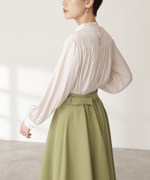 N.（N. Natural Beauty Basic）（エヌエヌナチュラルビューティーベーシック）の「◆ヴィンテージ風サテンギャザーブラウス（シャツ/ブラウス・レディース・オフホワイト/ブルー/モーブ系・MEDIUM）」の9枚目の写真