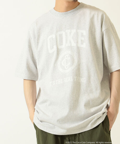 BEAMS（ビームス）の「Coca-Cola / 別注 College Logo T-shirt（Tシャツ/カットソー・メンズ・ライトグレー/ブラック・SMALL/MEDIUM/LARGE/X-LARGE）」の2枚目の写真