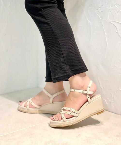 ESPERANZA(エスペランサ)の「◆【ストラップ/スタッズ/歩きやすい】ローウェッジスタッズサンダル(サンダル・レディース・ブラック/ベージュ/ネイビー/オレンジ/アイボリー・LL/S/M/L)」の2枚目の写真