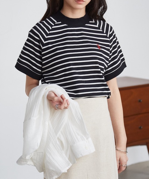 U.S. POLO ASSN.(ユーエスポロアッスン)の「U.S. POLO ASSN./ユーエスポロアッスン 綿100%ワンポイント刺繍プチハイネックTシャツ(Tシャツ/カットソー・レディース・ネイビー/モカ/セージグリーン/オフホワイト/ブラック系その他/ホワイト系その他・L/LL/M)」の4枚目の写真
