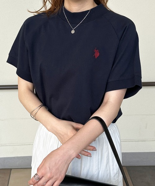 U.S. POLO ASSN.(ユーエスポロアッスン)の「U.S. POLO ASSN./ユーエスポロアッスン 綿100%ワンポイント刺繍プチハイネックTシャツ(Tシャツ/カットソー・レディース・ネイビー/モカ/セージグリーン/オフホワイト/ブラック系その他/ホワイト系その他・L/LL/M)」の1枚目の写真