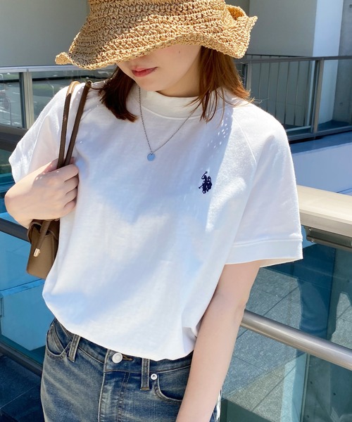 U.S. POLO ASSN.(ユーエスポロアッスン)の「U.S. POLO ASSN./ユーエスポロアッスン 綿100%ワンポイント刺繍プチハイネックTシャツ(Tシャツ/カットソー・レディース・ネイビー/モカ/セージグリーン/オフホワイト/ブラック系その他/ホワイト系その他・L/LL/M)」の2枚目の写真