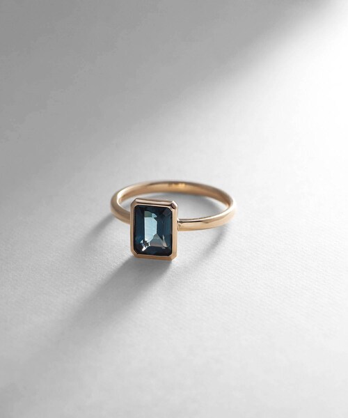 COCOSHNIK(ココシュニック)の「K10ロンドンブルートパーズ コーナーカット リング(リング・レディース・レッド系1・10号/12号/14号)」の2枚目の写真