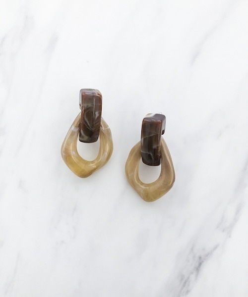 TIMELESS&THREE（タイムレスアンドスリー）の「アクリルドロップピアス（ピアス（両耳用）・レディース・ホワイト/ブラウン/グレー/グリーン/ブルー/ピンク/ホワイト系その他/グリーン系その他/ピンク系その他/ライトブルー/ベージュ/グレー系その他/ブルー系その他/ネイビー/グレー系その他2/ブラウン系その他/ブルー系その他2/ゴールド/ホワイト系その他2/グリーン系その他2/ブルー系その他3/ブルー系その他4/ブラウン系その他2/ブラウン系その他3/ホワイト系その他3/ブルー系その他5・FREE）」の12枚目の写真