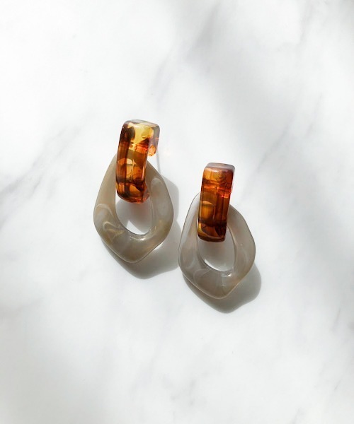 TIMELESS&THREE（タイムレスアンドスリー）の「アクリルドロップピアス（ピアス（両耳用）・レディース・ホワイト/ブラウン/グレー/グリーン/ブルー/ピンク/ホワイト系その他/グリーン系その他/ピンク系その他/ライトブルー/ベージュ/グレー系その他/ブルー系その他/ネイビー/グレー系その他2/ブラウン系その他/ブルー系その他2/ゴールド/ホワイト系その他2/グリーン系その他2/ブルー系その他3/ブルー系その他4/ブラウン系その他2/ブラウン系その他3/ホワイト系その他3/ブルー系その他5・FREE）」の6枚目の写真