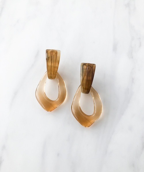 TIMELESS&THREE（タイムレスアンドスリー）の「アクリルドロップピアス（ピアス（両耳用）・レディース・ホワイト/ブラウン/グレー/グリーン/ブルー/ピンク/ホワイト系その他/グリーン系その他/ピンク系その他/ライトブルー/ベージュ/グレー系その他/ブルー系その他/ネイビー/グレー系その他2/ブラウン系その他/ブルー系その他2/ゴールド/ホワイト系その他2/グリーン系その他2/ブルー系その他3/ブルー系その他4/ブラウン系その他2/ブラウン系その他3/ホワイト系その他3/ブルー系その他5・FREE）」の9枚目の写真