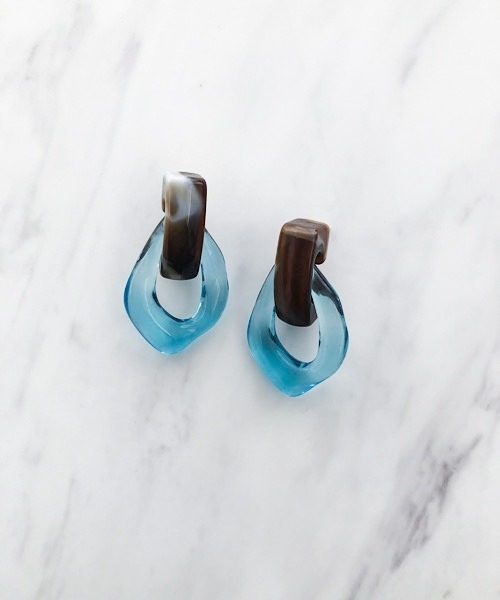 TIMELESS&THREE（タイムレスアンドスリー）の「アクリルドロップピアス（ピアス（両耳用）・レディース・ホワイト/ブラウン/グレー/グリーン/ブルー/ピンク/ホワイト系その他/グリーン系その他/ピンク系その他/ライトブルー/ベージュ/グレー系その他/ブルー系その他/ネイビー/グレー系その他2/ブラウン系その他/ブルー系その他2/ゴールド/ホワイト系その他2/グリーン系その他2/ブルー系その他3/ブルー系その他4/ブラウン系その他2/ブラウン系その他3/ホワイト系その他3/ブルー系その他5・FREE）」の19枚目の写真