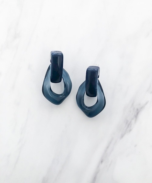 TIMELESS&THREE（タイムレスアンドスリー）の「アクリルドロップピアス（ピアス（両耳用）・レディース・ホワイト/ブラウン/グレー/グリーン/ブルー/ピンク/ホワイト系その他/グリーン系その他/ピンク系その他/ライトブルー/ベージュ/グレー系その他/ブルー系その他/ネイビー/グレー系その他2/ブラウン系その他/ブルー系その他2/ゴールド/ホワイト系その他2/グリーン系その他2/ブルー系その他3/ブルー系その他4/ブラウン系その他2/ブラウン系その他3/ホワイト系その他3/ブルー系その他5・FREE）」の17枚目の写真