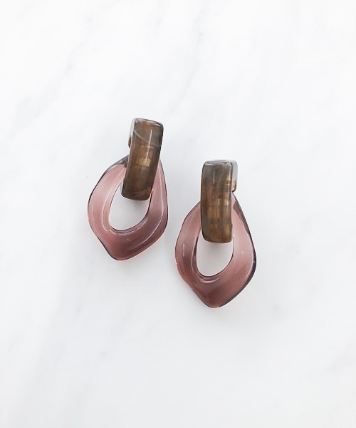 TIMELESS&THREE（タイムレスアンドスリー）の「アクリルドロップピアス（ピアス（両耳用）・レディース・ホワイト/ブラウン/グレー/グリーン/ブルー/ピンク/ホワイト系その他/グリーン系その他/ピンク系その他/ライトブルー/ベージュ/グレー系その他/ブルー系その他/ネイビー/グレー系その他2/ブラウン系その他/ブルー系その他2/ゴールド/ホワイト系その他2/グリーン系その他2/ブルー系その他3/ブルー系その他4/ブラウン系その他2/ブラウン系その他3/ホワイト系その他3/ブルー系その他5・FREE）」の8枚目の写真