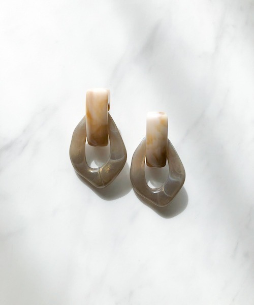 TIMELESS&THREE（タイムレスアンドスリー）の「アクリルドロップピアス（ピアス（両耳用）・レディース・ホワイト/ブラウン/グレー/グリーン/ブルー/ピンク/ホワイト系その他/グリーン系その他/ピンク系その他/ライトブルー/ベージュ/グレー系その他/ブルー系その他/ネイビー/グレー系その他2/ブラウン系その他/ブルー系その他2/ゴールド/ホワイト系その他2/グリーン系その他2/ブルー系その他3/ブルー系その他4/ブラウン系その他2/ブラウン系その他3/ホワイト系その他3/ブルー系その他5・FREE）」の5枚目の写真