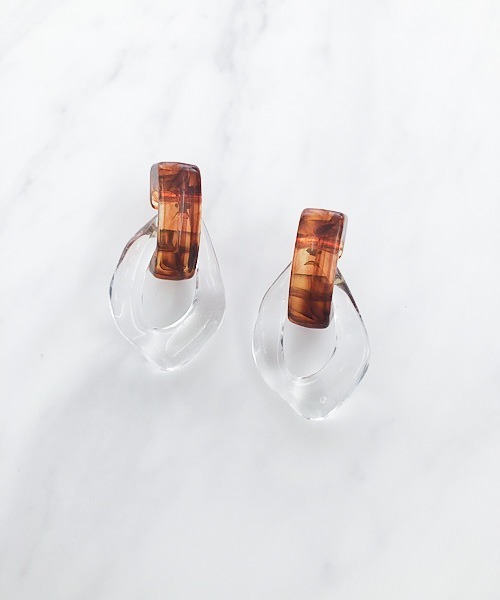 TIMELESS&THREE（タイムレスアンドスリー）の「アクリルドロップピアス（ピアス（両耳用）・レディース・ホワイト/ブラウン/グレー/グリーン/ブルー/ピンク/ホワイト系その他/グリーン系その他/ピンク系その他/ライトブルー/ベージュ/グレー系その他/ブルー系その他/ネイビー/グレー系その他2/ブラウン系その他/ブルー系その他2/ゴールド/ホワイト系その他2/グリーン系その他2/ブルー系その他3/ブルー系その他4/ブラウン系その他2/ブラウン系その他3/ホワイト系その他3/ブルー系その他5・FREE）」の2枚目の写真