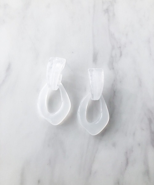 TIMELESS&THREE（タイムレスアンドスリー）の「アクリルドロップピアス（ピアス（両耳用）・レディース・ホワイト/ブラウン/グレー/グリーン/ブルー/ピンク/ホワイト系その他/グリーン系その他/ピンク系その他/ライトブルー/ベージュ/グレー系その他/ブルー系その他/ネイビー/グレー系その他2/ブラウン系その他/ブルー系その他2/ゴールド/ホワイト系その他2/グリーン系その他2/ブルー系その他3/ブルー系その他4/ブラウン系その他2/ブラウン系その他3/ホワイト系その他3/ブルー系その他5・FREE）」の3枚目の写真