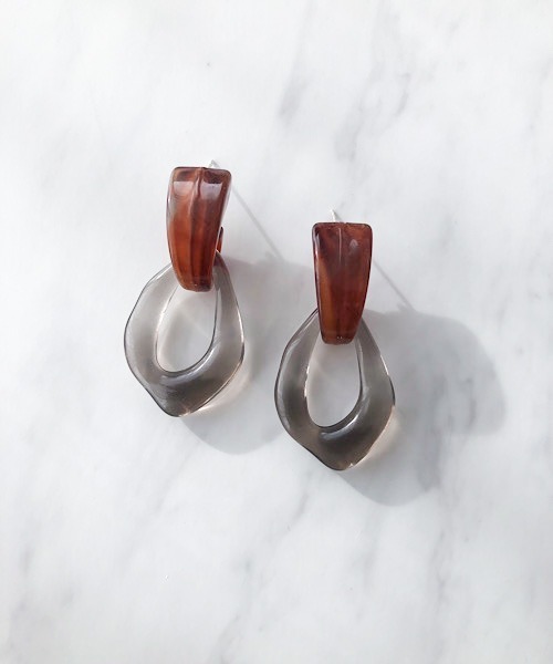 TIMELESS&THREE（タイムレスアンドスリー）の「アクリルドロップピアス（ピアス（両耳用）・レディース・ホワイト/ブラウン/グレー/グリーン/ブルー/ピンク/ホワイト系その他/グリーン系その他/ピンク系その他/ライトブルー/ベージュ/グレー系その他/ブルー系その他/ネイビー/グレー系その他2/ブラウン系その他/ブルー系その他2/ゴールド/ホワイト系その他2/グリーン系その他2/ブルー系その他3/ブルー系その他4/ブラウン系その他2/ブラウン系その他3/ホワイト系その他3/ブルー系その他5・FREE）」の7枚目の写真