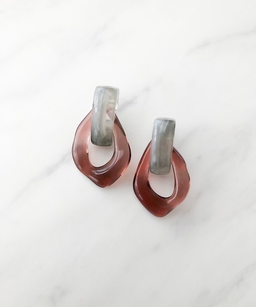 TIMELESS&THREE（タイムレスアンドスリー）の「アクリルドロップピアス（ピアス（両耳用）・レディース・ホワイト/ブラウン/グレー/グリーン/ブルー/ピンク/ホワイト系その他/グリーン系その他/ピンク系その他/ライトブルー/ベージュ/グレー系その他/ブルー系その他/ネイビー/グレー系その他2/ブラウン系その他/ブルー系その他2/ゴールド/ホワイト系その他2/グリーン系その他2/ブルー系その他3/ブルー系その他4/ブラウン系その他2/ブラウン系その他3/ホワイト系その他3/ブルー系その他5・FREE）」の10枚目の写真