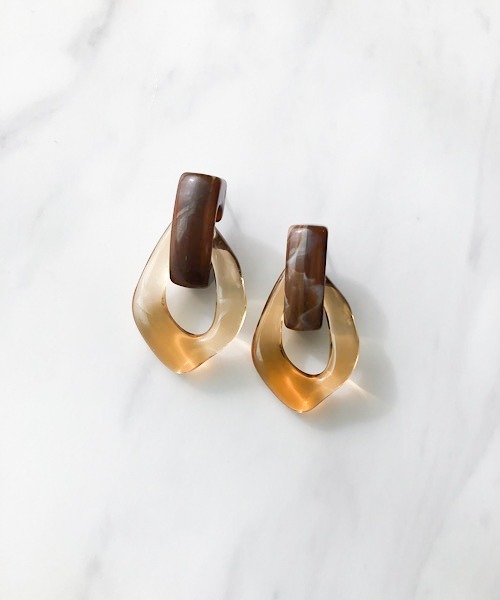 TIMELESS&THREE（タイムレスアンドスリー）の「アクリルドロップピアス（ピアス（両耳用）・レディース・ホワイト/ブラウン/グレー/グリーン/ブルー/ピンク/ホワイト系その他/グリーン系その他/ピンク系その他/ライトブルー/ベージュ/グレー系その他/ブルー系その他/ネイビー/グレー系その他2/ブラウン系その他/ブルー系その他2/ゴールド/ホワイト系その他2/グリーン系その他2/ブルー系その他3/ブルー系その他4/ブラウン系その他2/ブラウン系その他3/ホワイト系その他3/ブルー系その他5・FREE）」の11枚目の写真