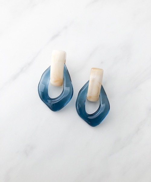 TIMELESS&THREE（タイムレスアンドスリー）の「アクリルドロップピアス（ピアス（両耳用）・レディース・ホワイト/ブラウン/グレー/グリーン/ブルー/ピンク/ホワイト系その他/グリーン系その他/ピンク系その他/ライトブルー/ベージュ/グレー系その他/ブルー系その他/ネイビー/グレー系その他2/ブラウン系その他/ブルー系その他2/ゴールド/ホワイト系その他2/グリーン系その他2/ブルー系その他3/ブルー系その他4/ブラウン系その他2/ブラウン系その他3/ホワイト系その他3/ブルー系その他5・FREE）」の22枚目の写真